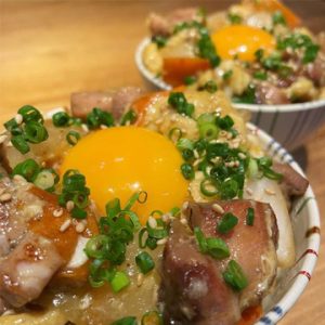 地鶏そぼろ丼と炭焼地鶏親子丼セット